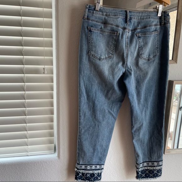 CHICO’S So slimming girlfriend slim leg crop w/ embroidered - Picture 9 of 13